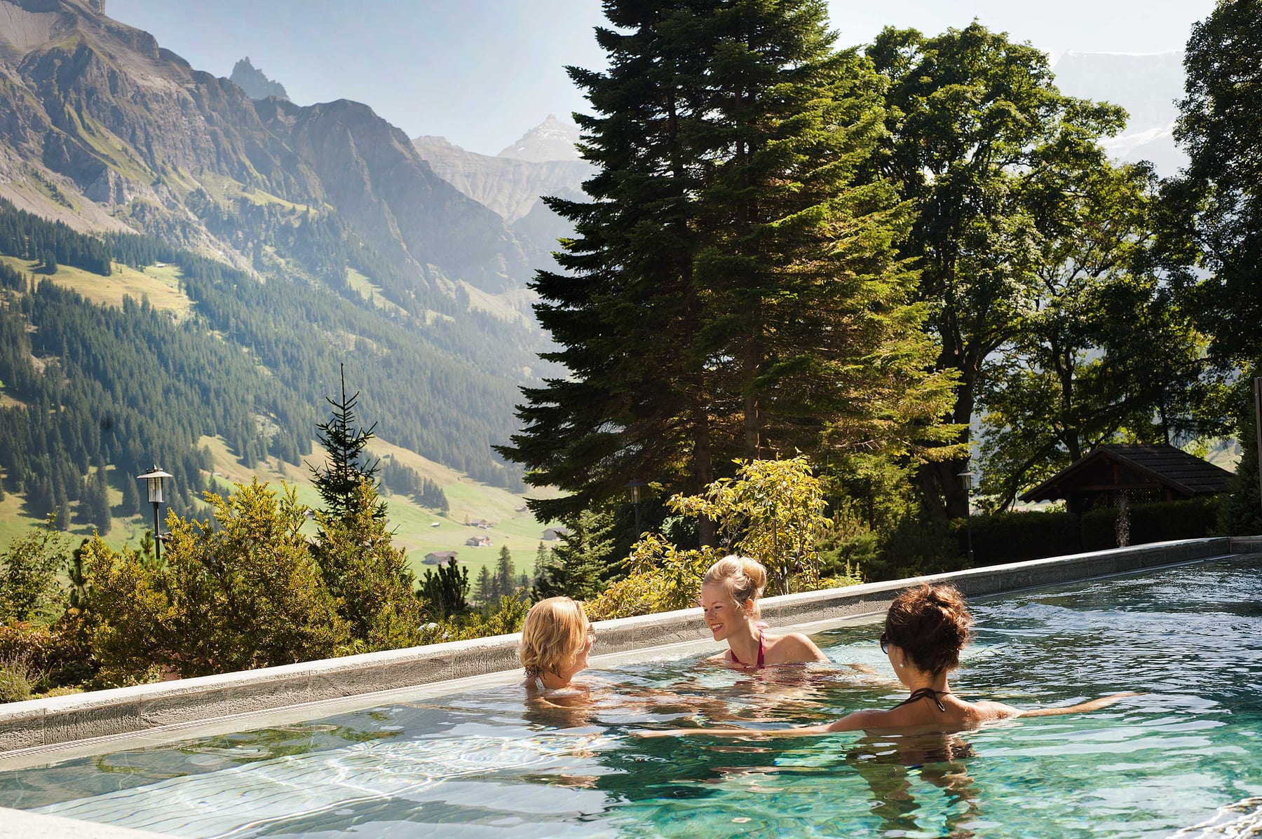 Sole-Aussenpool mit 34 Grad warmem Wasser vor der Bergkulisse