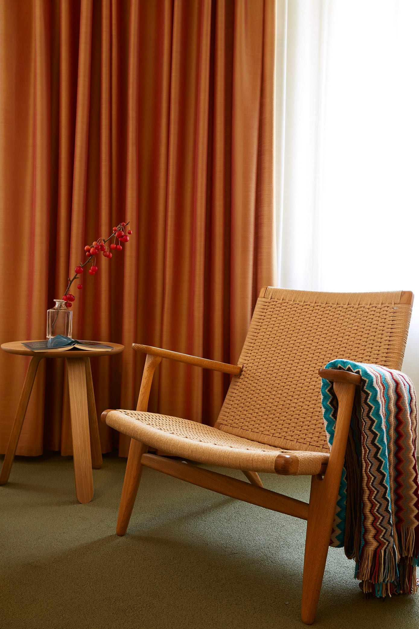 Nature-Zimmer mit heller Eiche und skandinavischen Klassikern