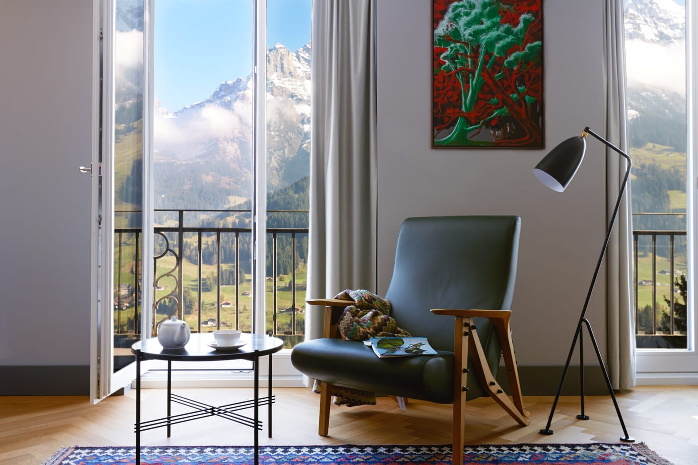 Doppelzimmer Superior Süd mit Eichenparkett und Midcentury-Mobiliar